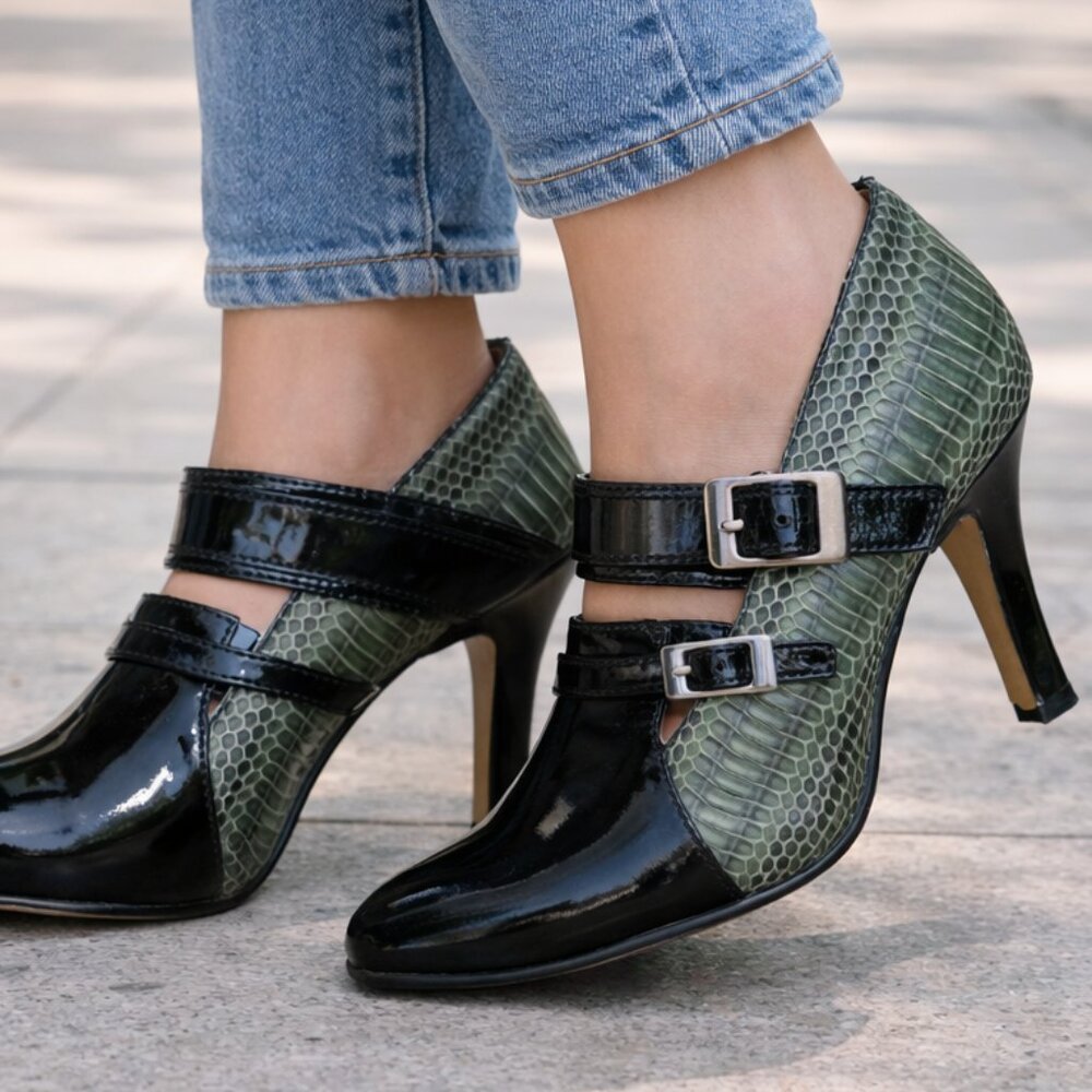 Modern Vintage shoe, Black patent and green snake, EUC, Sz 39, 4 in. heel, .